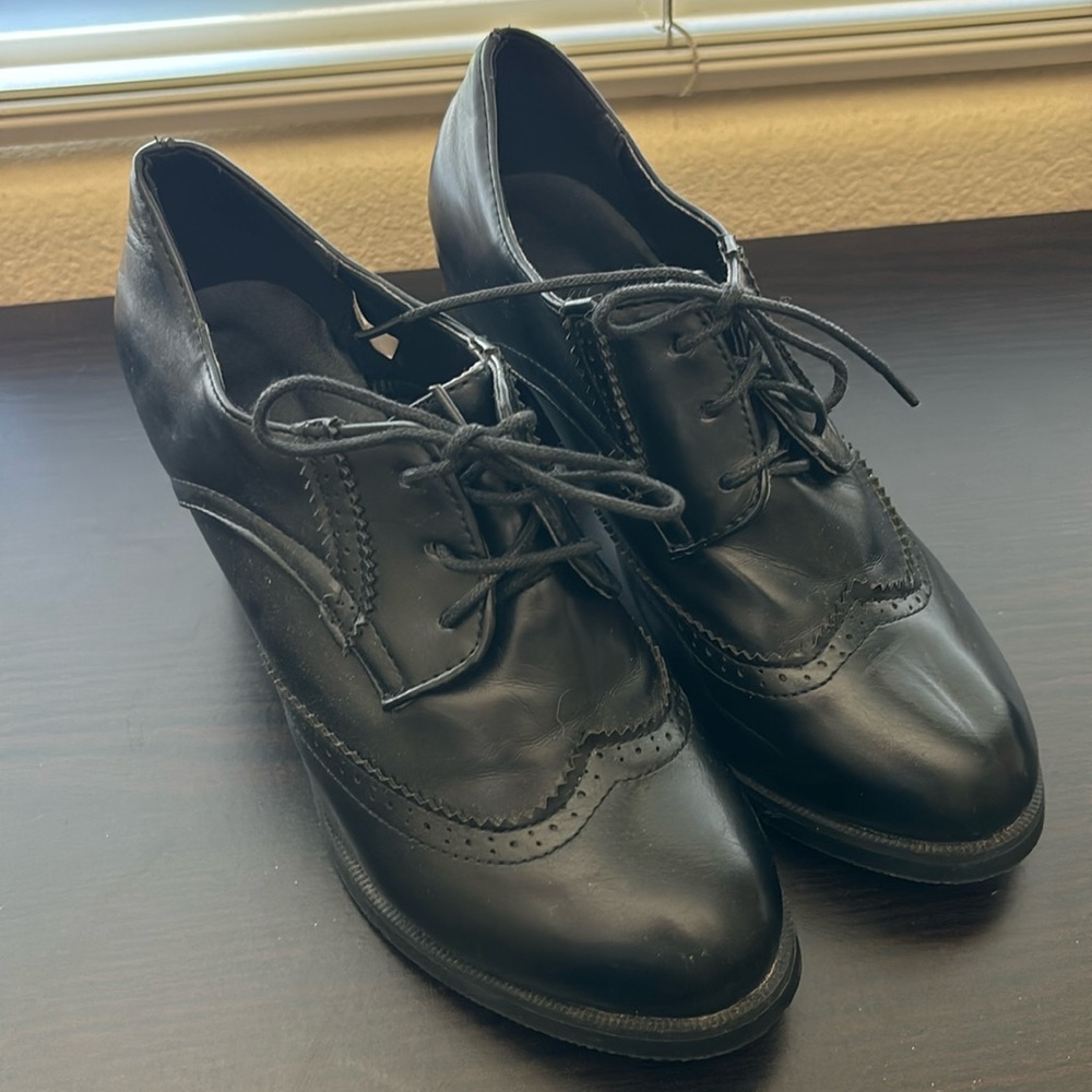 WOMEN’S black shoes